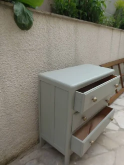 Commode des années 50 sublimée en vert de gris.