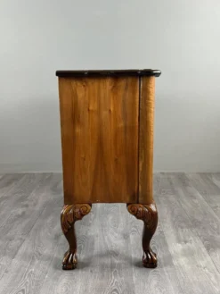 Commode de style Louis XV en placage de loupe de noyer, XXe siècle