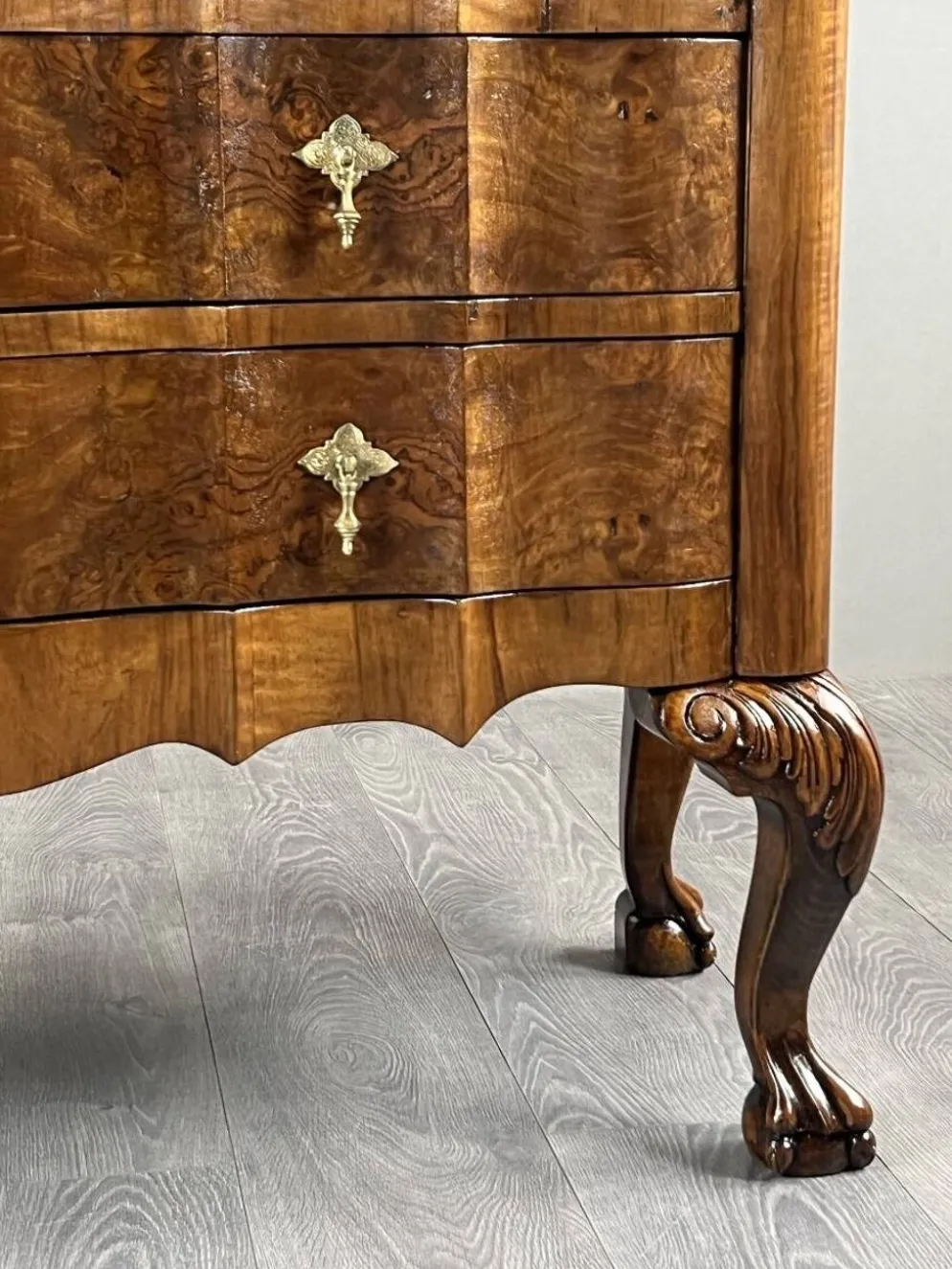 Commode de style Louis XV en placage de loupe de noyer, XXe siècle