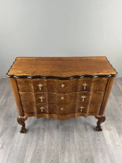Commode de style Louis XV en placage de loupe de noyer, XXe siècle