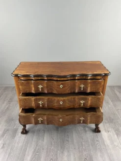 Commode de style Louis XV en placage de loupe de noyer, XXe siècle