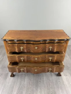 Commode de style Louis XV en placage de loupe de noyer, XXe siècle