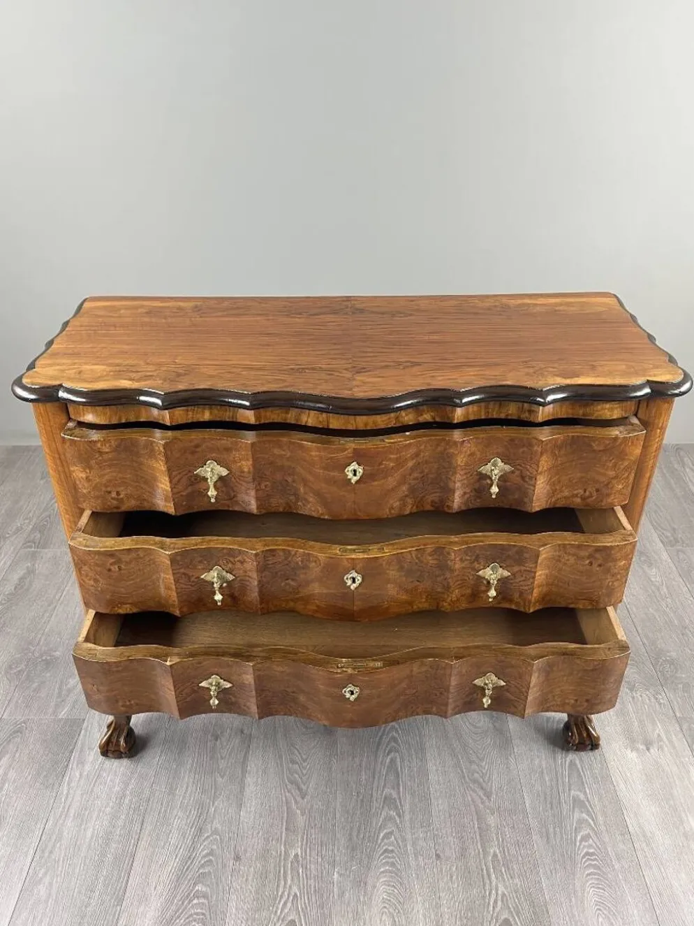 Commode de style Louis XV en placage de loupe de noyer, XXe siècle