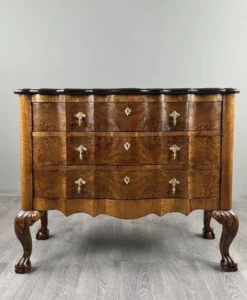 Commode de style Louis XV en placage de loupe de noyer, XXe siècle