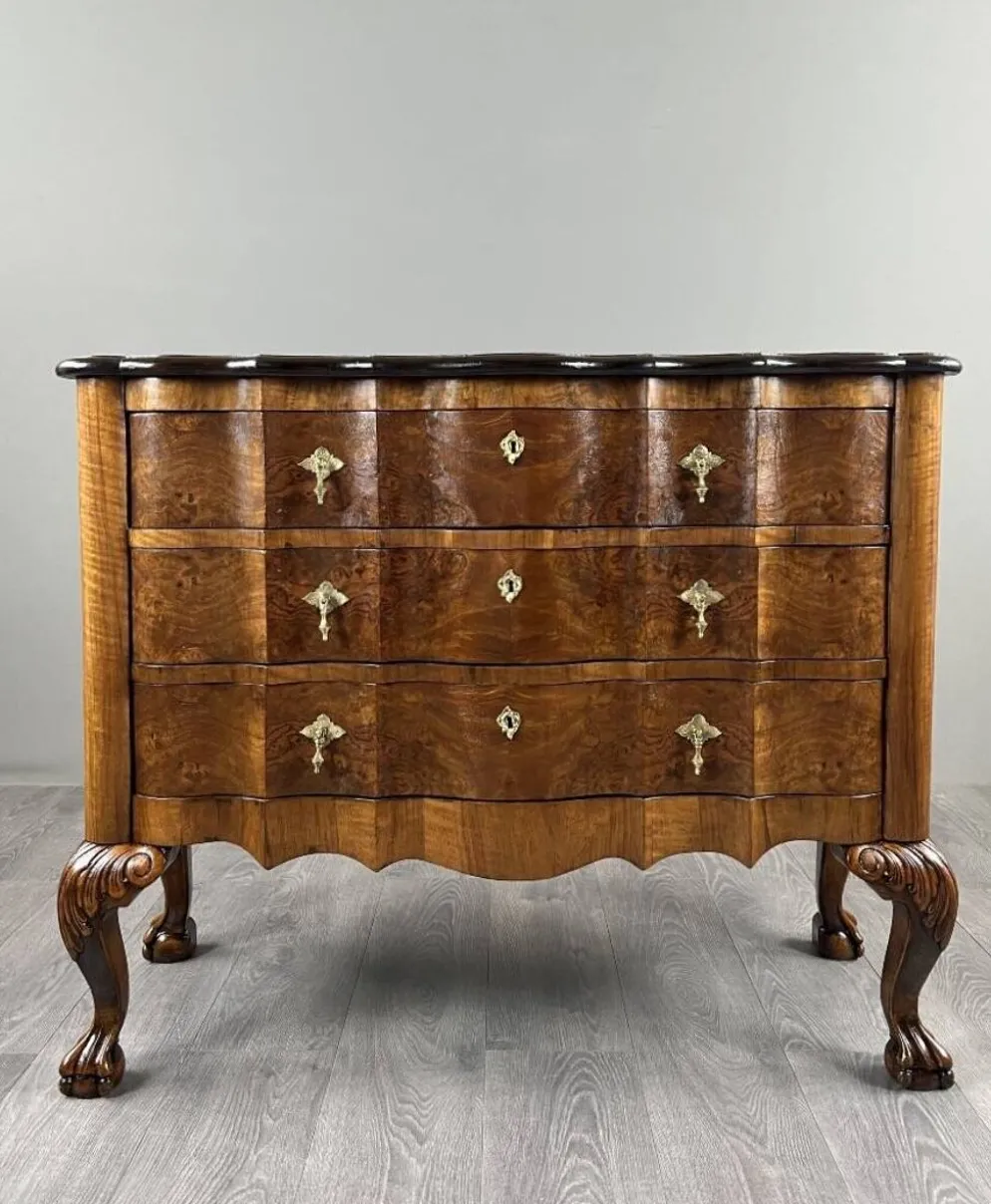 Commode de style Louis XV en placage de loupe de noyer, XXe siècle
