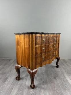 Commode de style Louis XV en placage de loupe de noyer, XXe siècle