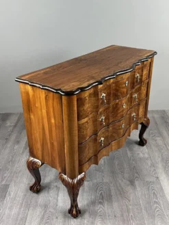 Commode de style Louis XV en placage de loupe de noyer, XXe siècle