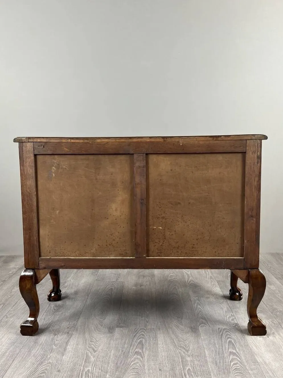Commode de style Louis XV en placage de loupe de noyer, XXe siècle