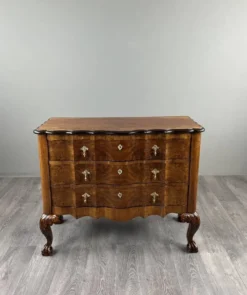 Commode de style Louis XV en placage de loupe de noyer, XXe siècle