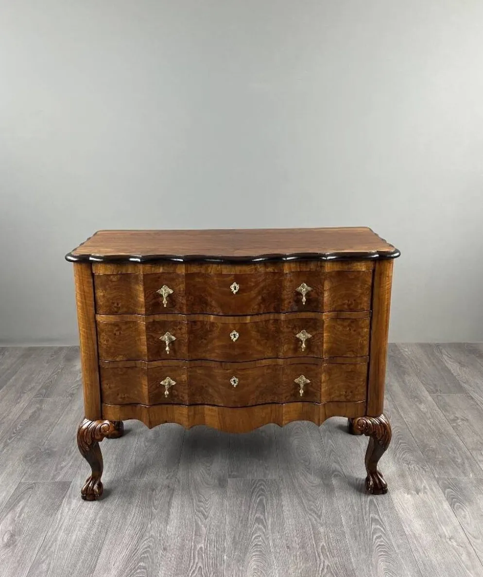 Commode de style Louis XV en placage de loupe de noyer, XXe siècle