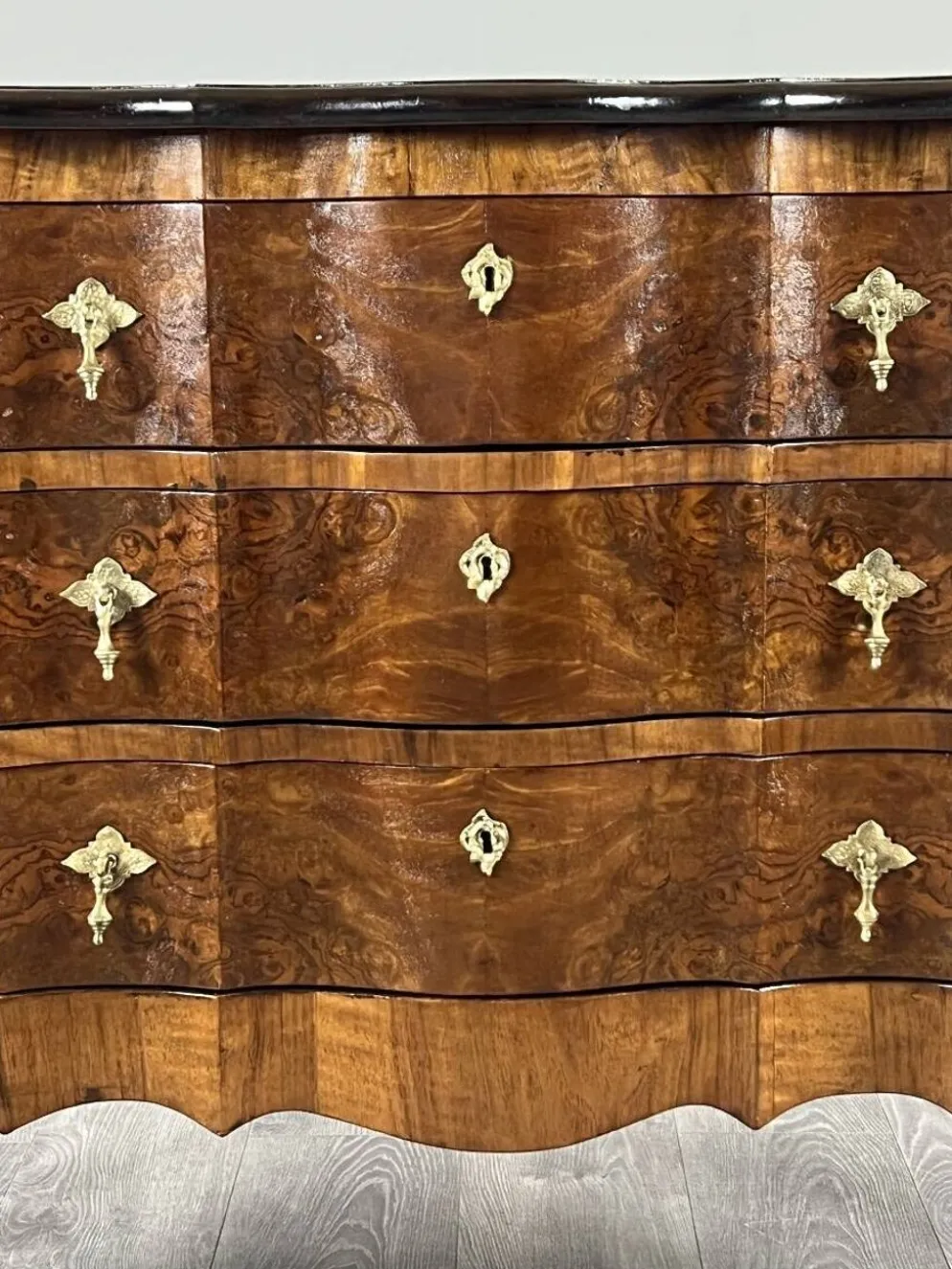 Commode de style Louis XV en placage de loupe de noyer, XXe siècle