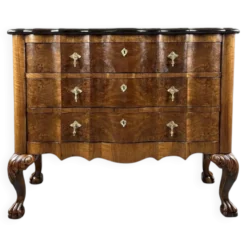 Commode de style Louis XV en placage de loupe de noyer, XXe siècle