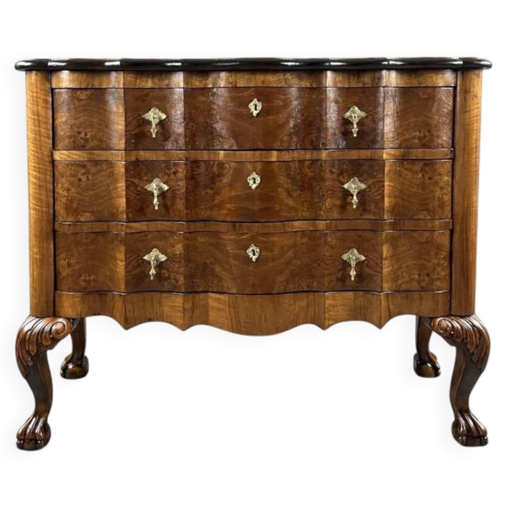 Commode de style Louis XV en placage de loupe de noyer, XXe siècle