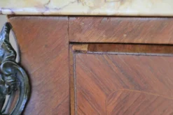 Commode de style Louis XV galbée en bois de rose