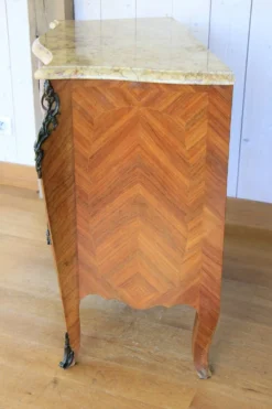 Commode de style Louis XV galbée en bois de rose