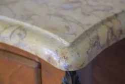 Commode de style Louis XV galbée en bois de rose