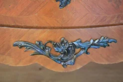 Commode de style Louis XV galbée en bois de rose