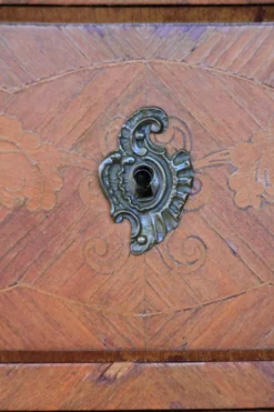 Commode de style Louis XV galbée en bois de rose