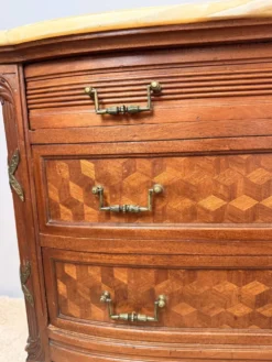 Commode de style Louis XVI en marqueterie – Dessus marbre