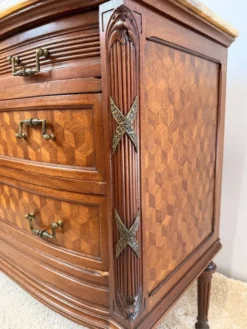 Commode de style Louis XVI en marqueterie – Dessus marbre