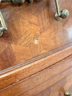 Commode de style Louis XVI en marqueterie – Dessus marbre