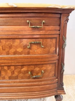 Commode de style Louis XVI en marqueterie – Dessus marbre