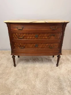 Commode de style Louis XVI en marqueterie – Dessus marbre