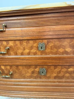 Commode de style Louis XVI en marqueterie – Dessus marbre
