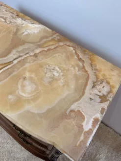 Commode de style Louis XVI en marqueterie – Dessus marbre