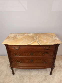 Commode de style Louis XVI en marqueterie – Dessus marbre