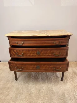 Commode de style Louis XVI en marqueterie – Dessus marbre