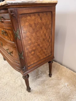 Commode de style Louis XVI en marqueterie – Dessus marbre