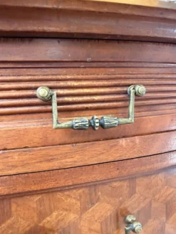 Commode de style Louis XVI en marqueterie – Dessus marbre