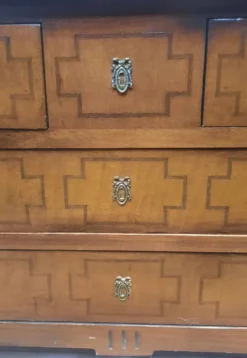 Commode de style Louis XVI à trois tirroirs
