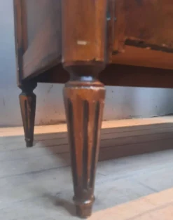 Commode de style Louis XVI à trois tirroirs