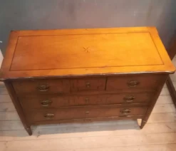 Commode de style Louis XVI à trois tirroirs