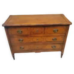Commode de style Louis XVI à trois tirroirs
