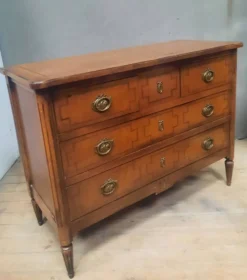 Commode de style Louis XVI à trois tirroirs