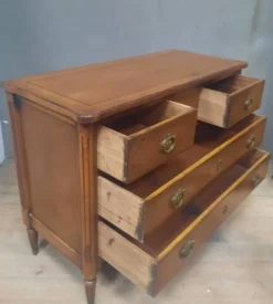 Commode de style Louis XVI à trois tirroirs