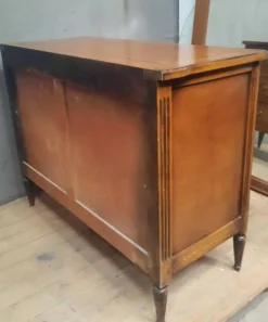 Commode de style Louis XVI à trois tirroirs
