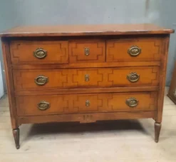 Commode de style Louis XVI à trois tirroirs