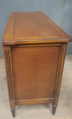 Commode de style Louis XVI à trois tirroirs