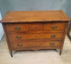Commode de style Louis XVI à trois tirroirs