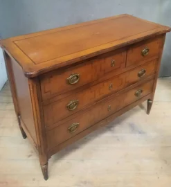 Commode de style Louis XVI à trois tirroirs