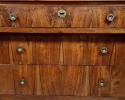 Commode d'époque Empire en noyer à colonnes détachées et bronzes dorés