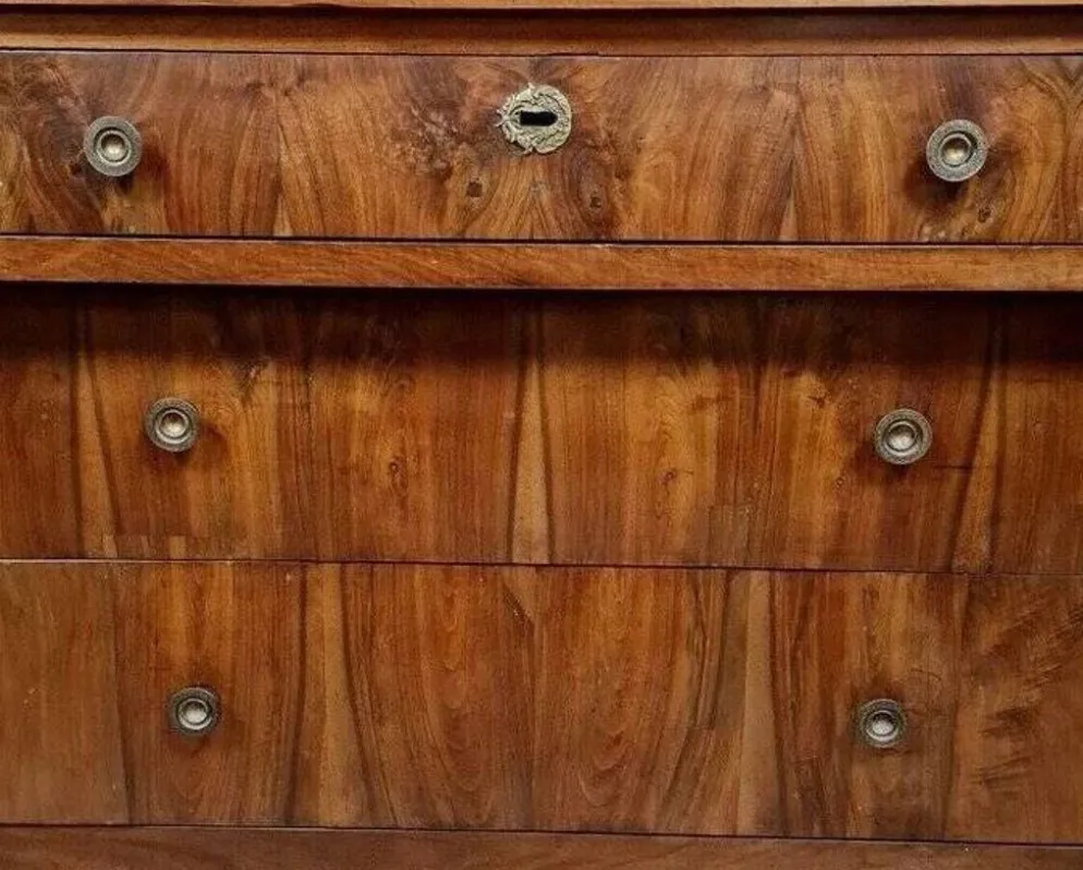 Commode d'époque Empire en noyer à colonnes détachées et bronzes dorés