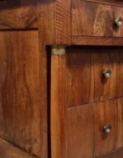 Commode d'époque Empire en noyer à colonnes détachées et bronzes dorés