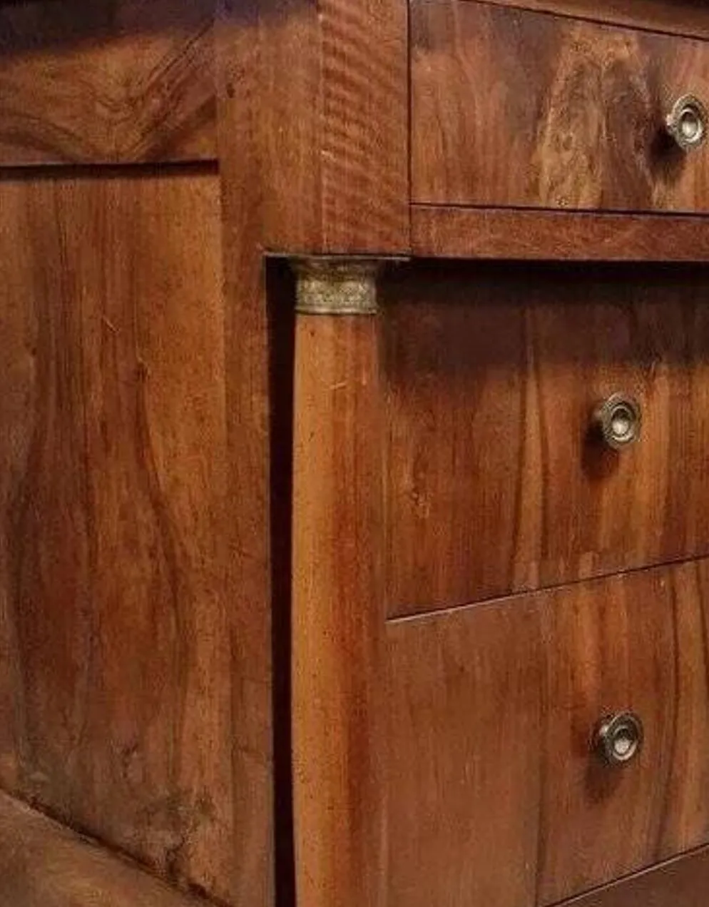 Commode d'époque Empire en noyer à colonnes détachées et bronzes dorés