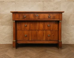 Commode d'époque Empire en noyer à colonnes détachées et bronzes dorés