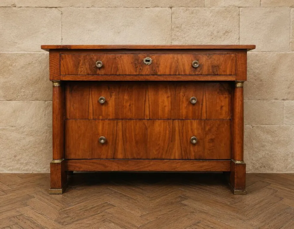 Commode d'époque Empire en noyer à colonnes détachées et bronzes dorés